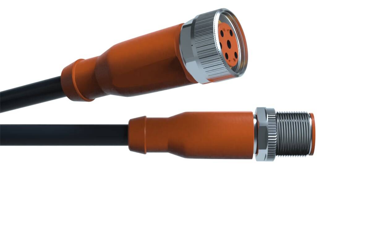 Zwei orange industrielle Verbinder, einer männlich und einer weiblich, positioniert zum Verbinden, mit sichtbaren Metallringen und schwarzen Kabeln.