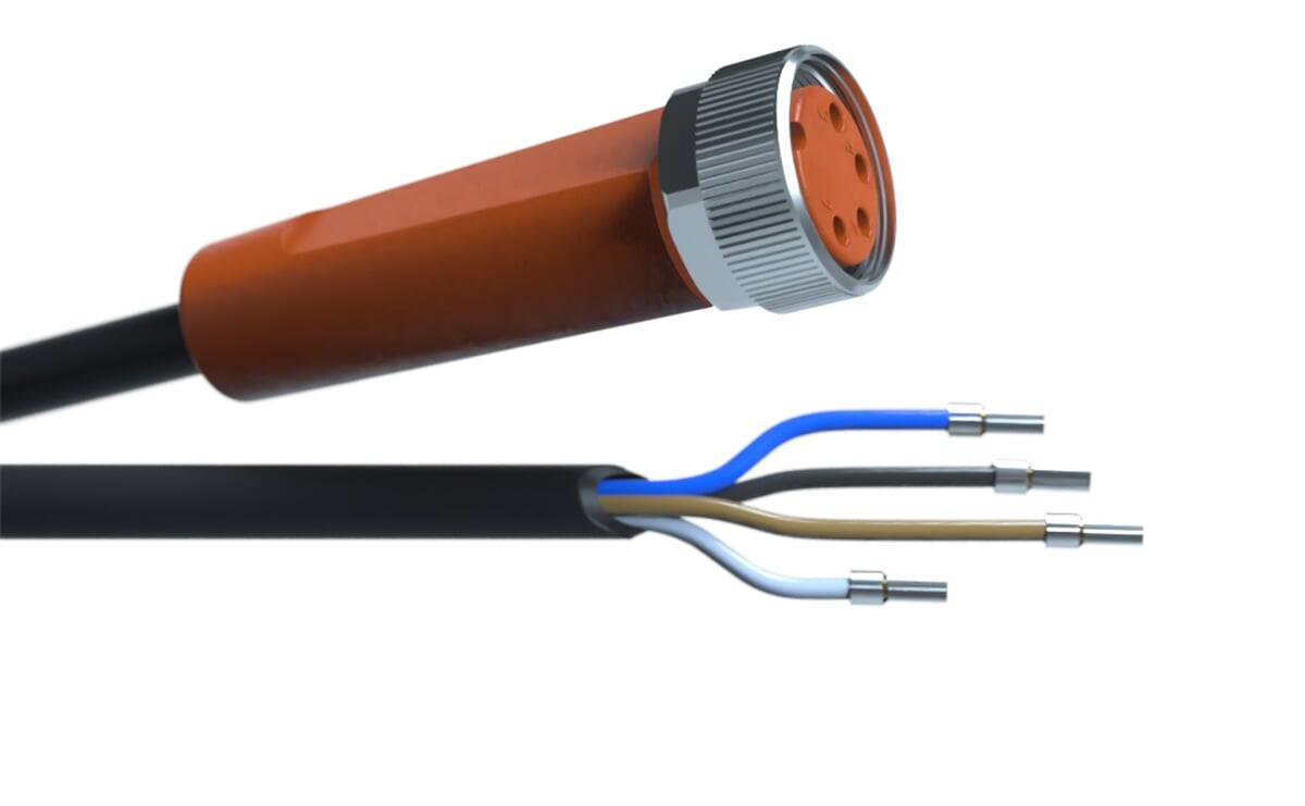Ein rotes Kabel mit einem Metallstecker wird gezeigt, zusammen mit drei getrennten Kabeln in Blau, Weiß und Braun, die jeweils freiliegende Ende haben.