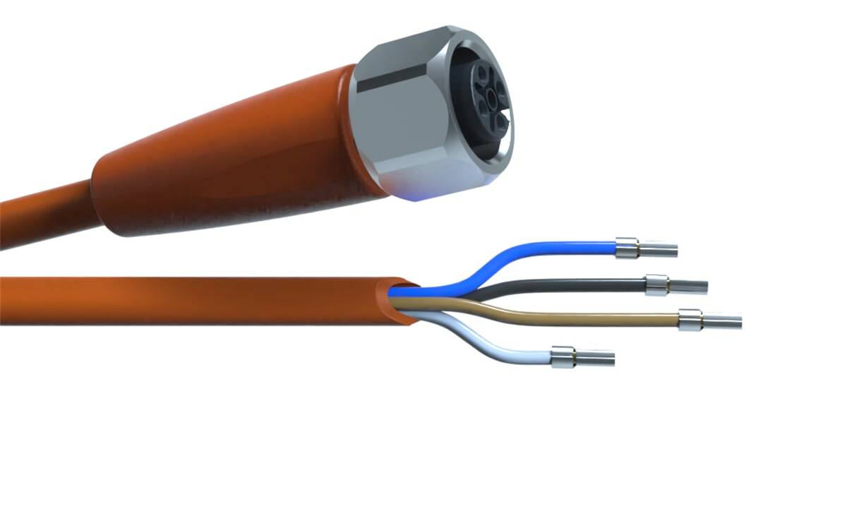 Nahaufnahme von elektrischen Kabeln, die aus einer orangefarbenen Isolationsummantelung herausragen. Die Kabel sind in den Farben Blau, Braun, Schwarz und Weiß mit Metalltips gehalten.