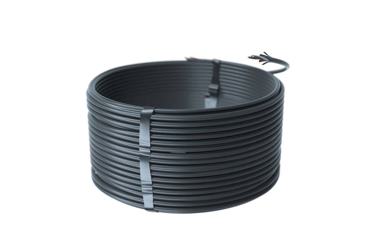 Eine Rolle schwarzes Elektrokabel mit freigelegten Kupferdrähten am Ende, mit einer Plastikbindung gesichert.