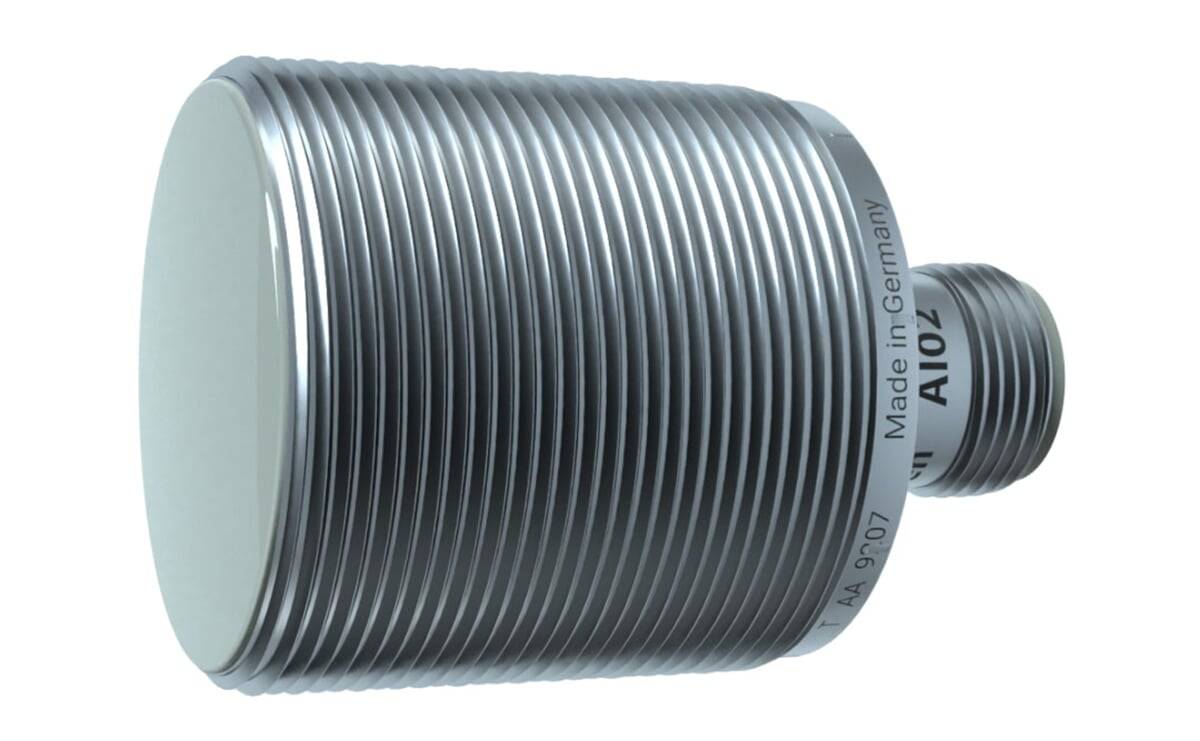 Ein zylindrisches metallisches Objekt mit der Aufschrift ‚Made in Germany', das ein verschraubtes Design aufweist, scheint eine industrielle Komponente zu sein.