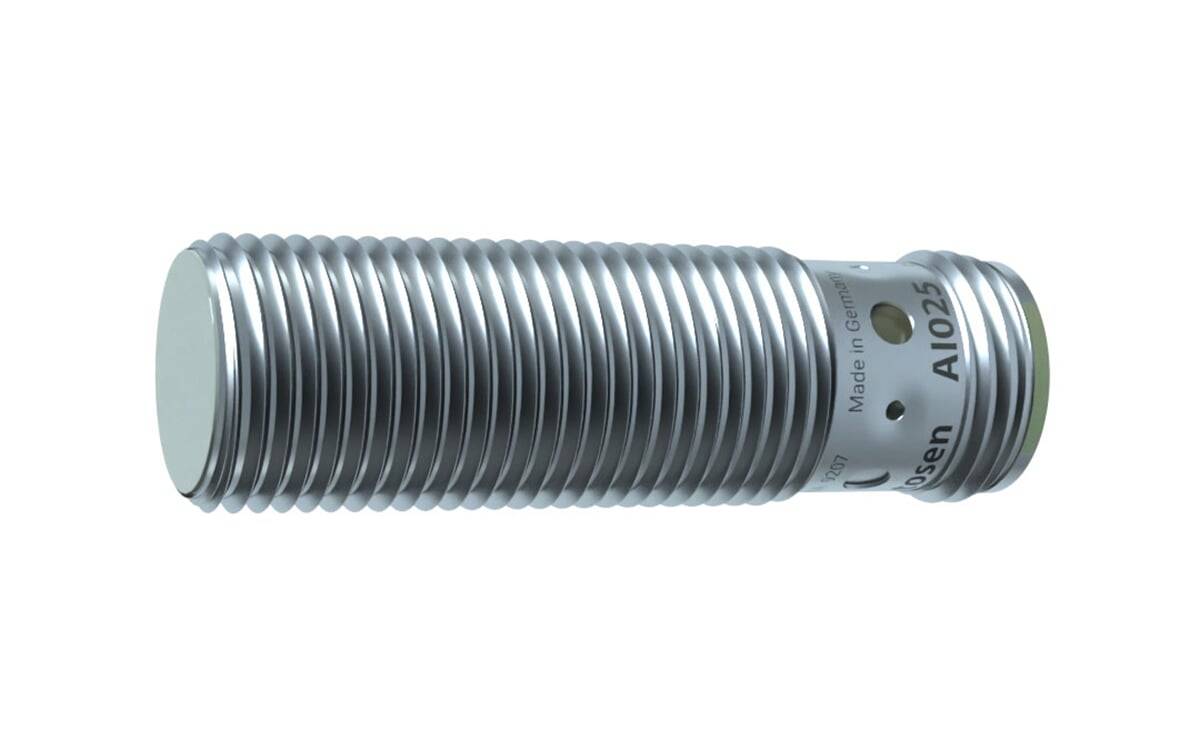 Eine gewickelte Metallfeder mit Rillen, mit der Bezeichnung 'A1025', auf der 'Made in Germany' sichtbar ist und präzise Fertigungsdetails anzeigt.