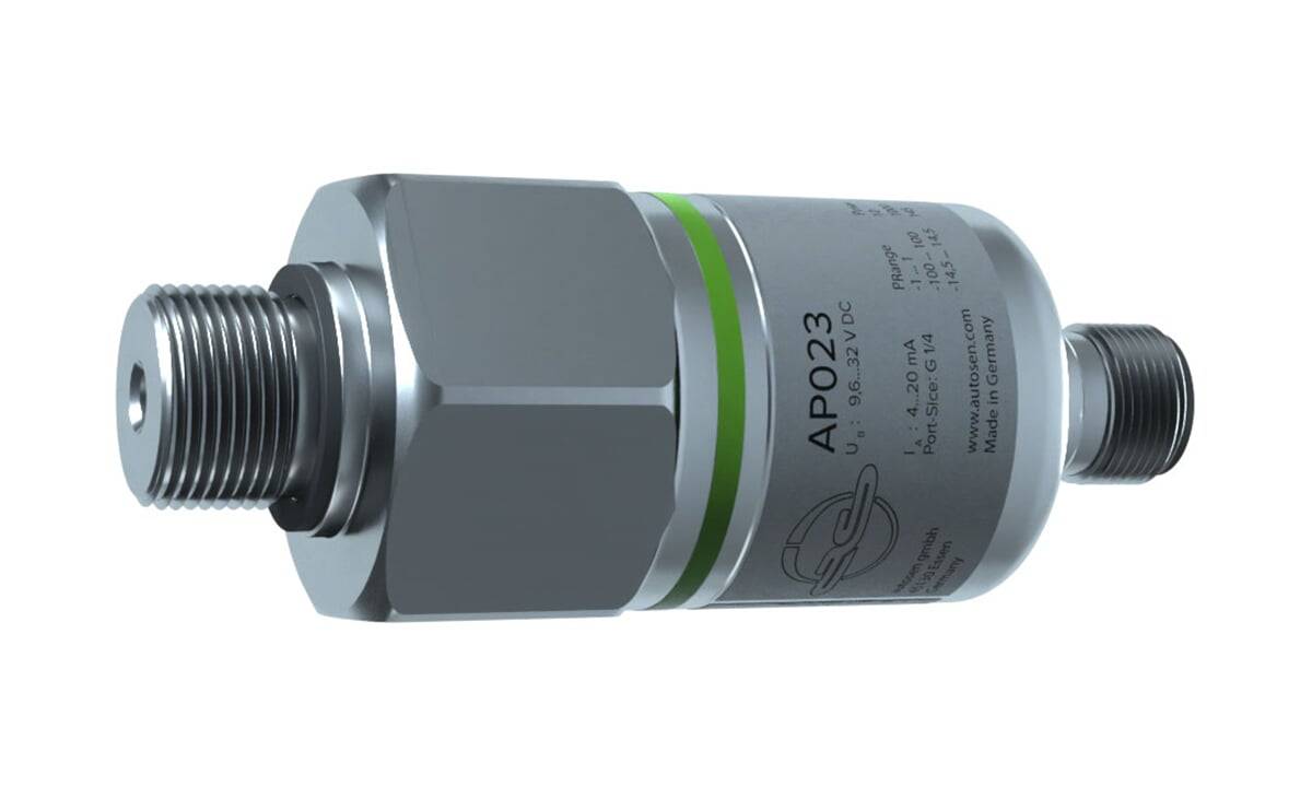 Ein zylindrischer Metallsensor, gekennzeichnet mit 'AP023'. Sichtbare Merkmale umfassen Anschlüsse, Spezifikationen und Herstellerbranding.