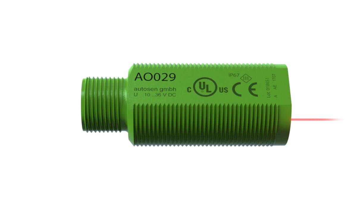 Ein grüner zylindrischer Sensor mit Etiketten, einschließlich 'AO029', 'UL', 'CE', 'IP67', '10...36V DC' und der Marke 'autosen gmbh', der die Spannung und Zertifizierung anzeigt.