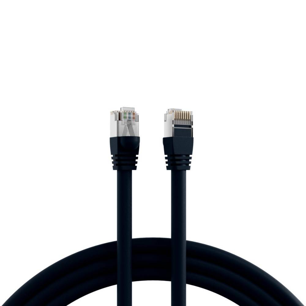 Zwei schwarze Ethernet-Kabel mit RJ45-Steckern vor einem weißen Hintergrund.