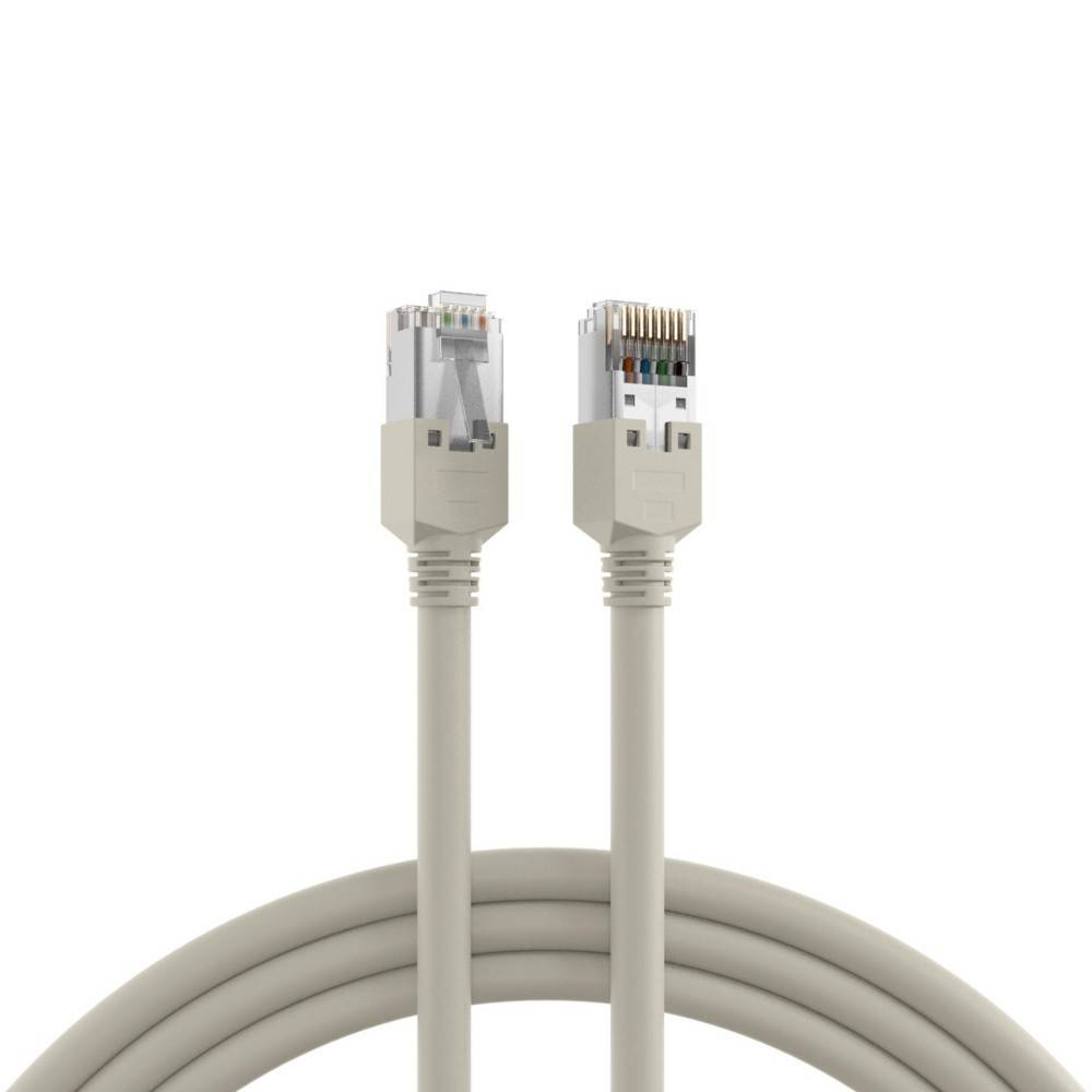 Ein beiges Ethernet-Kabel mit RJ45-Steckern an beiden Enden, verwendet für Netzwerkverbindungen.
