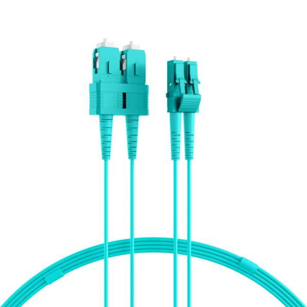 Zwei türkisfarbene Ethernet-Kabelstecker werden vor weißem Hintergrund gezeigt, mit dickem passendem Kabel, das sich über den unteren Bereich schlingt.