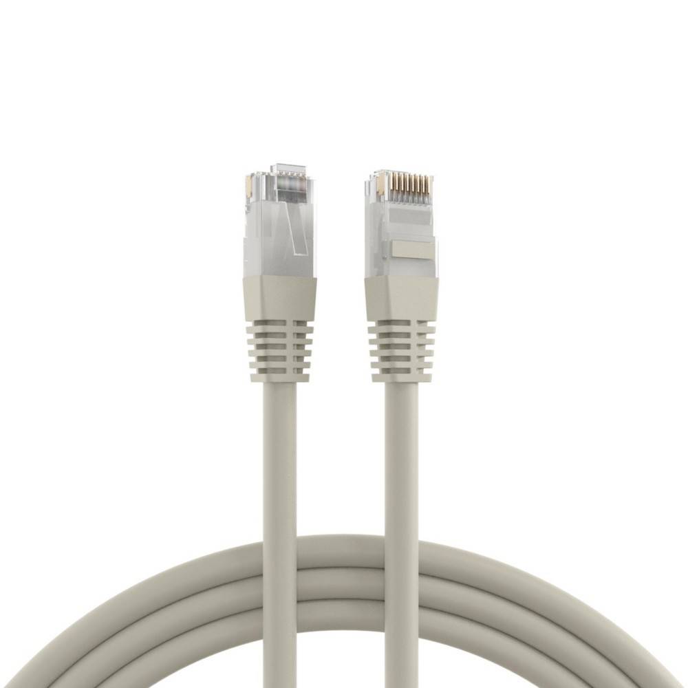Zwei RJ-45-Anschlüsse an einem grauen Ethernet-Kabel, verwendet für Netzwerkverbindungen und Datenübertragung, isoliert auf weißem Hintergrund.