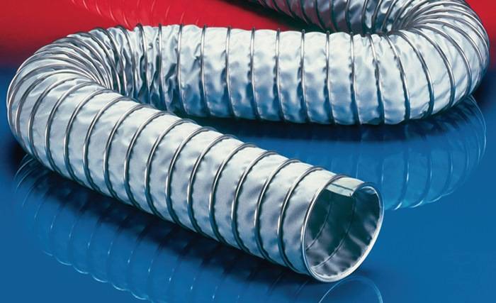 Nahaufnahme von flexiblen Metalllüftungskanälen auf roten und blauen Oberflächen, die ihre gewellte, glänzende Textur für industrielle Zwecke demonstrieren.