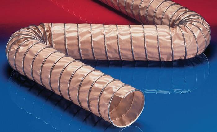 Flexible, silberfarbene Belüftungsschläuche auf einem rot und blauen Hintergrund, die industrielles Material und Design präsentieren.