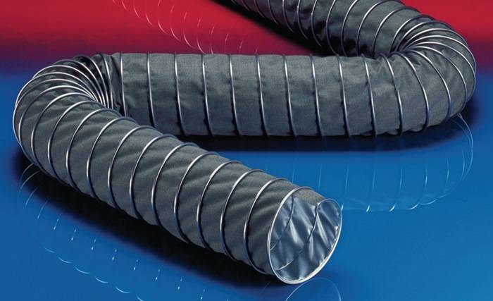 Nahaufnahme von drei flexiblen Luftkanälen mit Metallspulen-Verstärkungen, auf einer blauen Oberfläche positioniert, die Haltbarkeit und Struktur veranschaulichen.