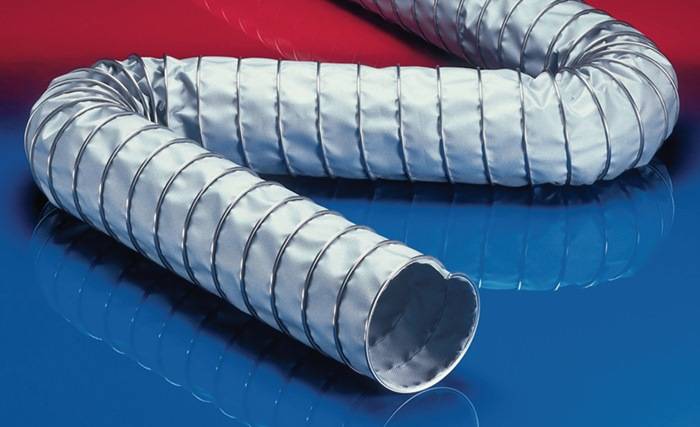 Nahaufnahme von gewundenen, flexiblen Metallkanälen auf einer blauen Oberfläche, die ihre glänzende Textur und Spiralform für Belüftungszwecke hervorhebt.