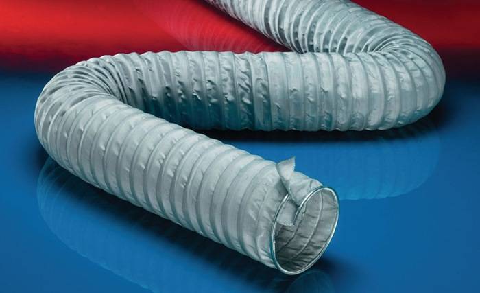 Flexible blaue und rote Luftkanäle vor einem blau-roten Hintergrund, aufgewickelt auf eine Weise, die die Luftstromrichtung andeutet.
