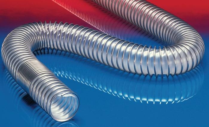 Zwei transparente, flexible Schläuche sind nebeneinander gewickelt und werfen Spiegelungen auf einer glänzenden blau-roten Oberfläche.