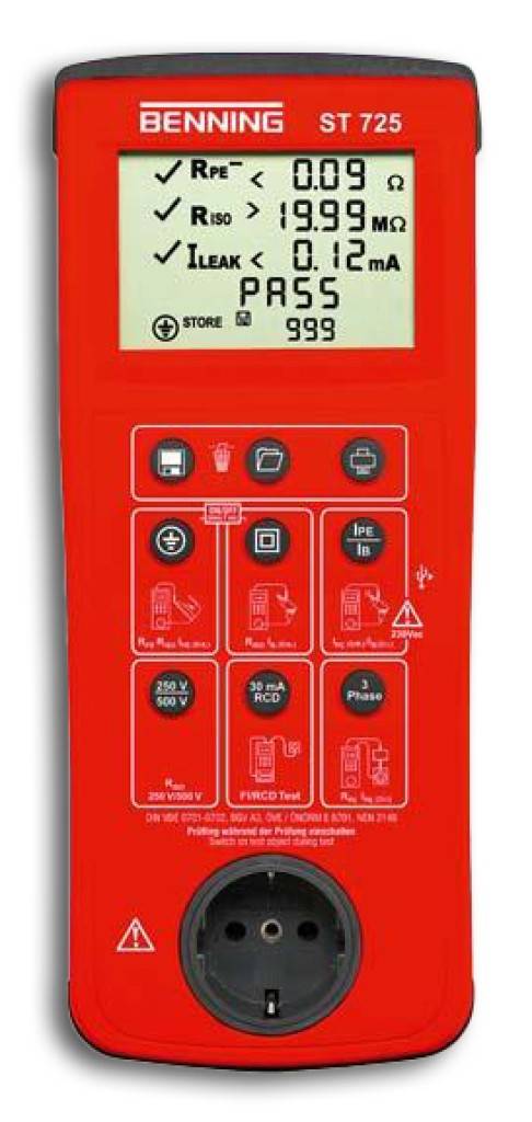 Red BENNING ST 725 Elektrotester mit einem BESTANDEN-Ergebnis auf dem Display, mit Messwerten für Widerstand, Isolierung und Leckstrom.