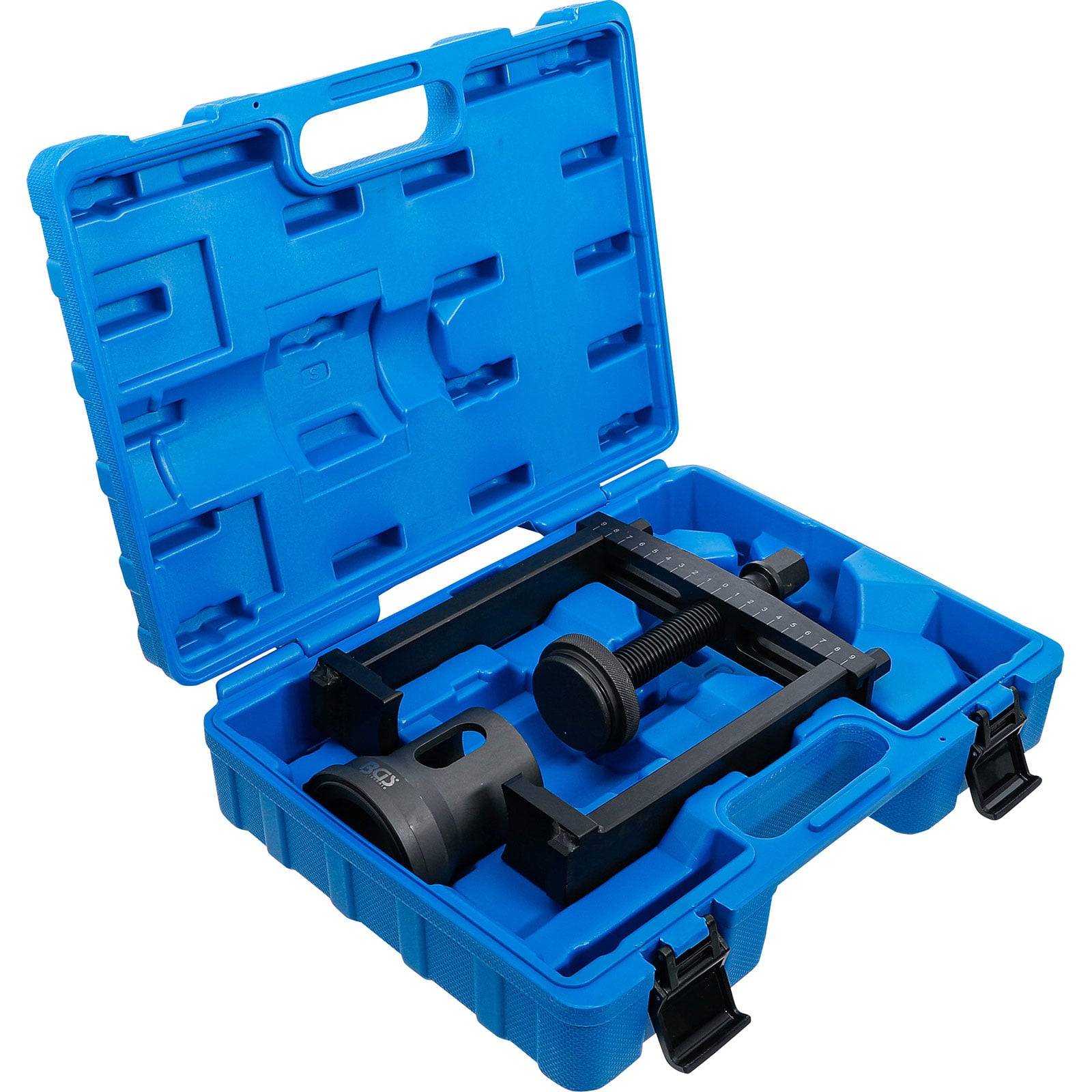 Geöffnete blaue Kunststoff-Transportbox, die einen schwarzen Automotive-Werkzeugsatz mit Anschlüssen und einer Presse zeigt, der für Fahrzeugwartungsaufgaben konzipiert ist.