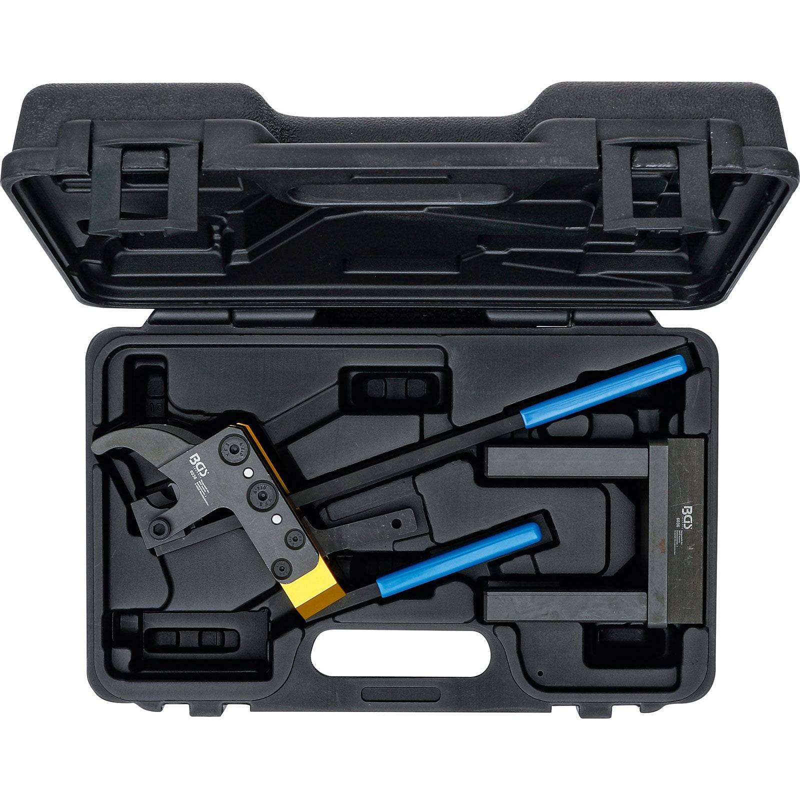 Ein schwarzer Plastikwerkzeugkoffer ist geöffnet und zeigt einen Drahtseilschneider mit blauen Griffen und einer Metallschnittführung, die in die Schaumstoffeinlage eingepasst ist.