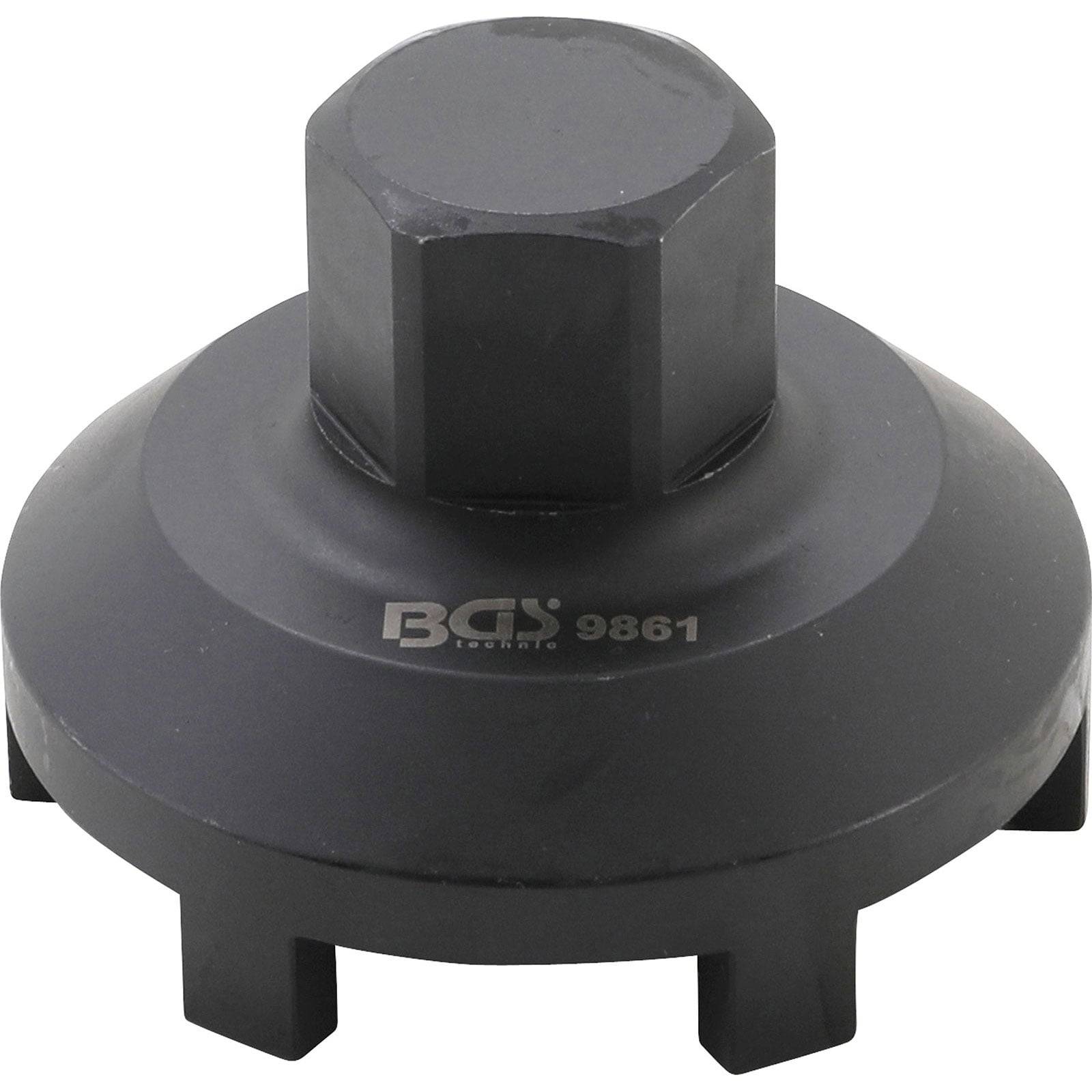 Ein schwarzer Ölfilter-Schraubenschlüssel mit einem Sechskant-Einsatz und mehreren Greifzähnen, beschriftet mit 'BGS 9861'.