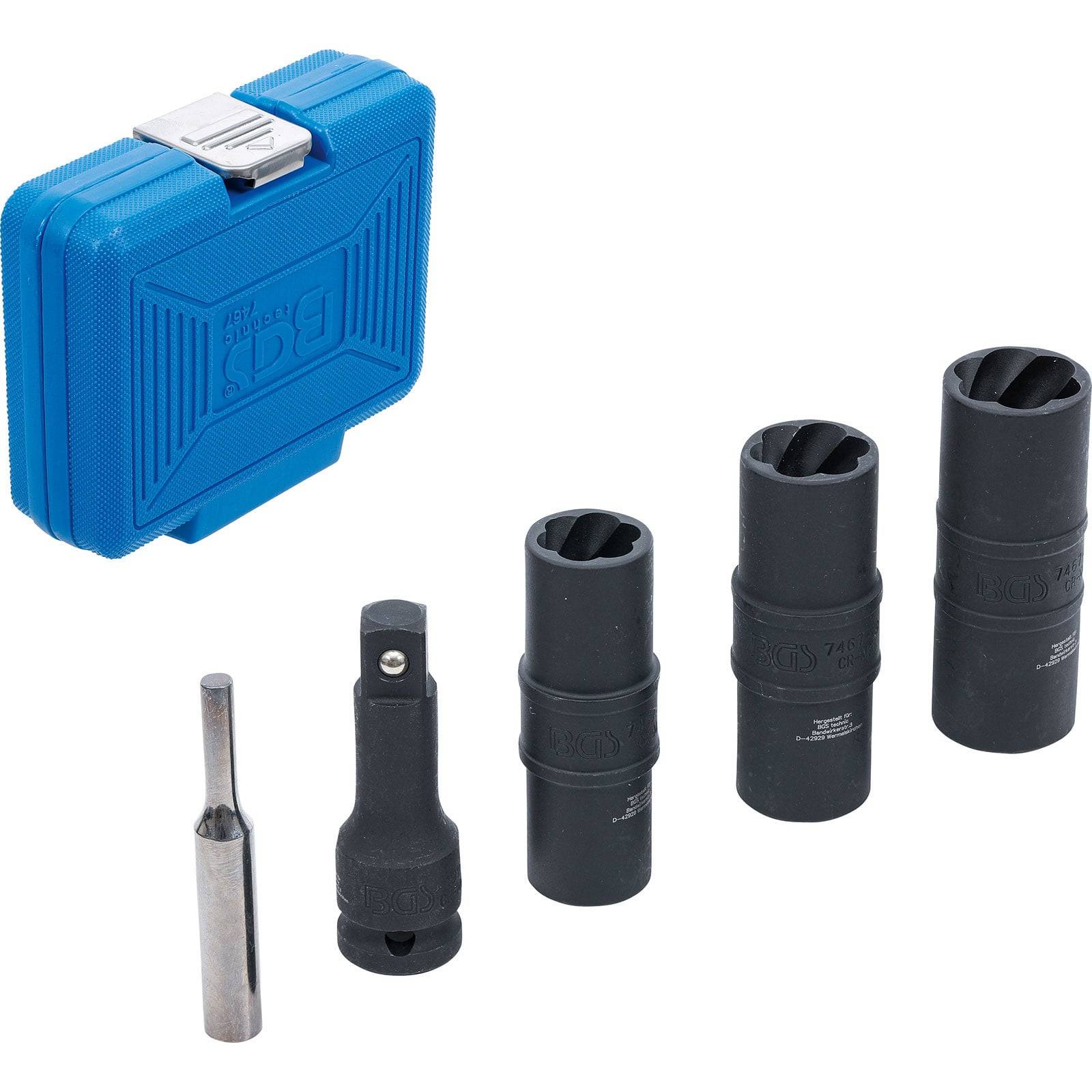 Ein blauer Werkzeugkoffer steht neben vier schwarzen Schlagsteckschlüsseln und einem Stecknussadapter. Diese Werkzeuge werden wahrscheinlich für mechanische oder automotive Arbeiten verwendet.