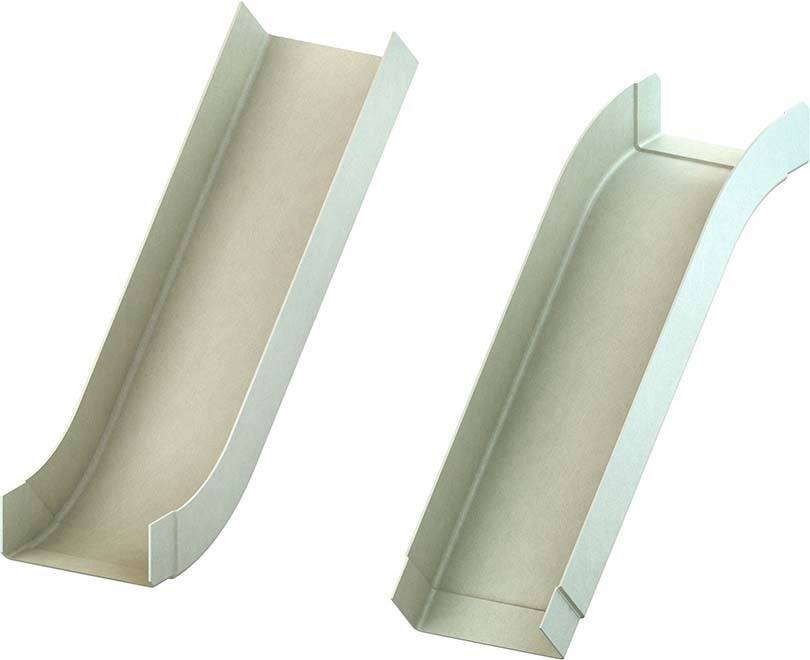 Zwei beige Metallablaufrinnen, die sich vor einem weißen Hintergrund lehnen und ihr glattes Innendesign sowie ihre leicht gekrümmten Enden zeigen.