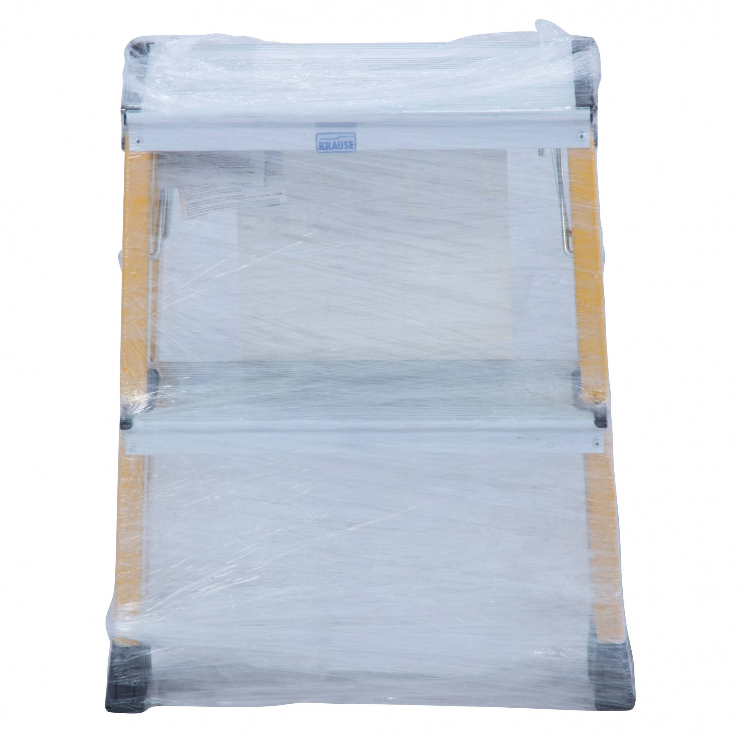 Eine Stehleiter, die in Schutzfolie eingewickelt ist und gelbe Seitenholme und schwarze Füße aufweist.