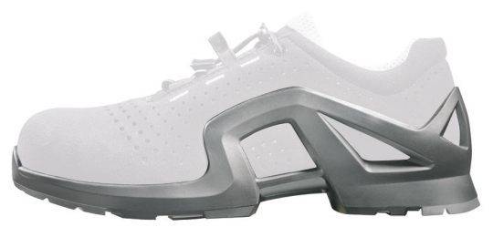 Weißer Sportschuh mit grauer kantiger Sohle und Fersenunterstützung, in Seitenansicht auf einfachem weißem Hintergrund dargestellt.