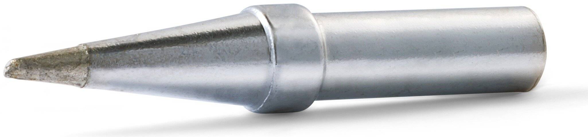 Eine Lötkolbenspitze aus Metall mit einem spitz zulaufenden kegelförmigen Ende und zylindrischem Schaft, isoliert auf weißem Hintergrund dargestellt.