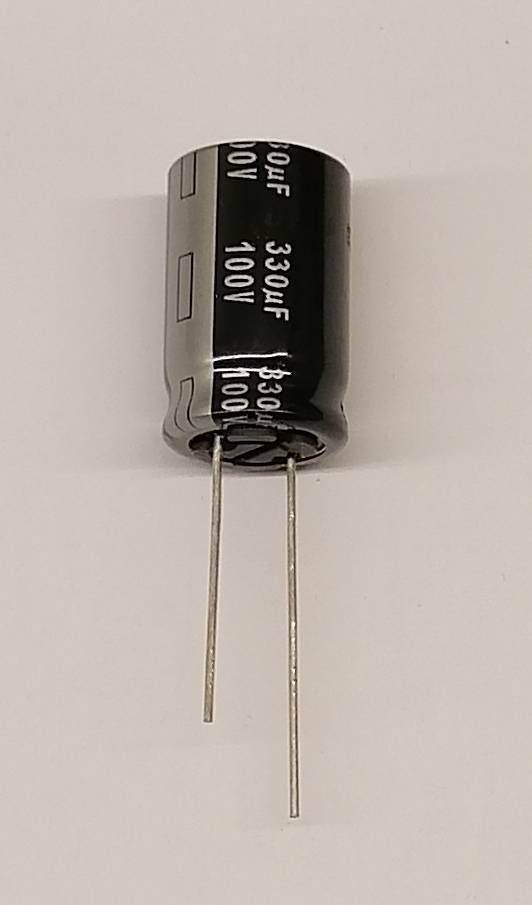 Ein schwarzer zylindrischer Elektrolytkondensator mit zwei Metallanschlüssen, beschriftet mit „330uF 100V