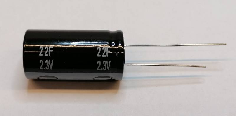 Schwarzer zylindrischer Kondensator mit der Aufschrift „22F