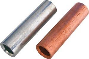 Ein verzinkter Stahlrohr neben einem Kupferrohr auf weißem Hintergrund, wobei Materialunterschiede und Farben hervorgehoben werden.