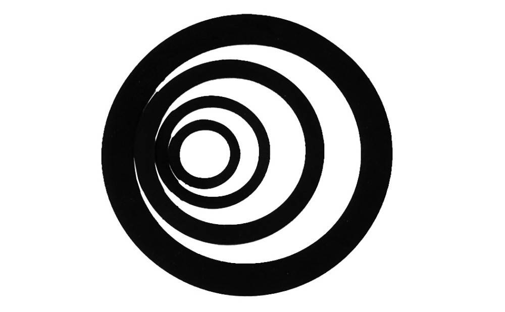 Konzentrische Kreise, die sich allmählich in der Größe verringern und eine Spirale oder optische Täuschung ähneln, vor einem einfarbigen Hintergrund.