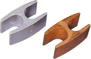 Ein grauer magnetischer Werkstoff zieht einen rostfarbenen Bolzen in unmittelbarer Nähe an und veranschaulicht damit die magnetische Kraft und Anziehung zwischen Metallen.