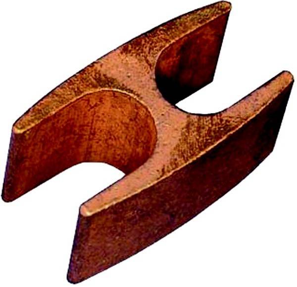 Ein Bronzekabelkeil-Verbinder zum Verbinden elektrischer Leitungen, der durch ein gekrümmtes Design für eine sichere Befestigung in elektrischen Installationen gekennzeichnet ist.