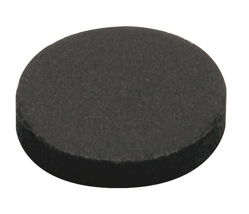 Ein schwarzer, runder Eishockey-Puck auf einem weißen Hintergrund.