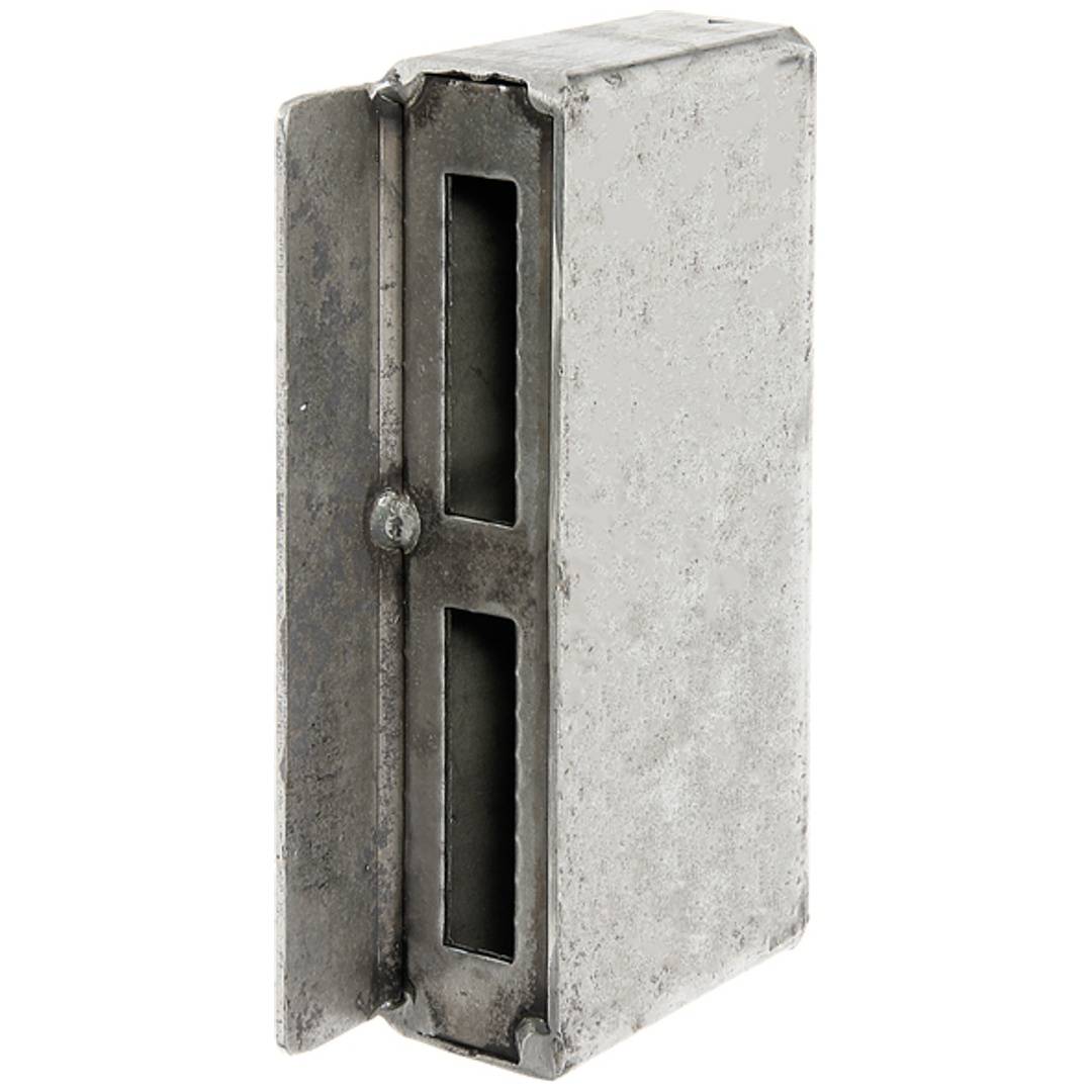 Ein rechteckiger, an der Wand montierter Türriegel oder Schlossfalle aus Metall mit zwei vertikalen Öffnungen und einem kleinen zentralen Knopf.