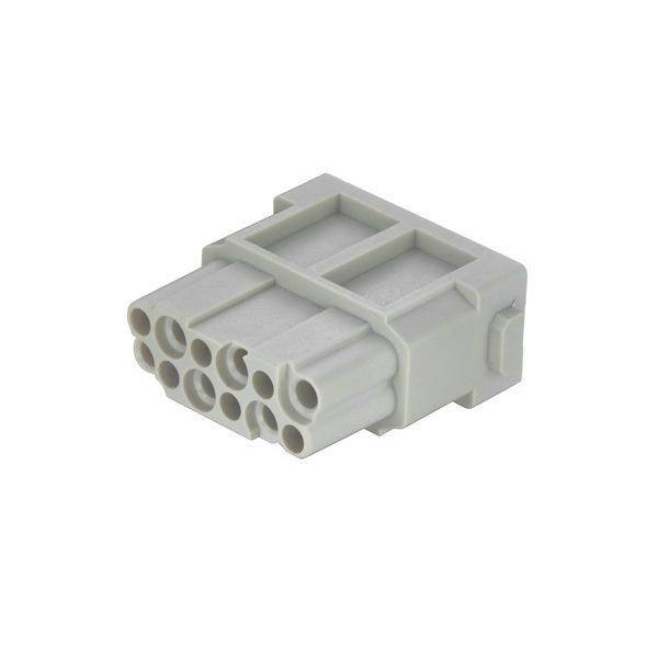 Ein 12-poliger rechteckiger elektrischer Steckverbinder mit neun runden Anschlüssen für elektronische Verbindungen. Das Gehäuse ist hellgrau.