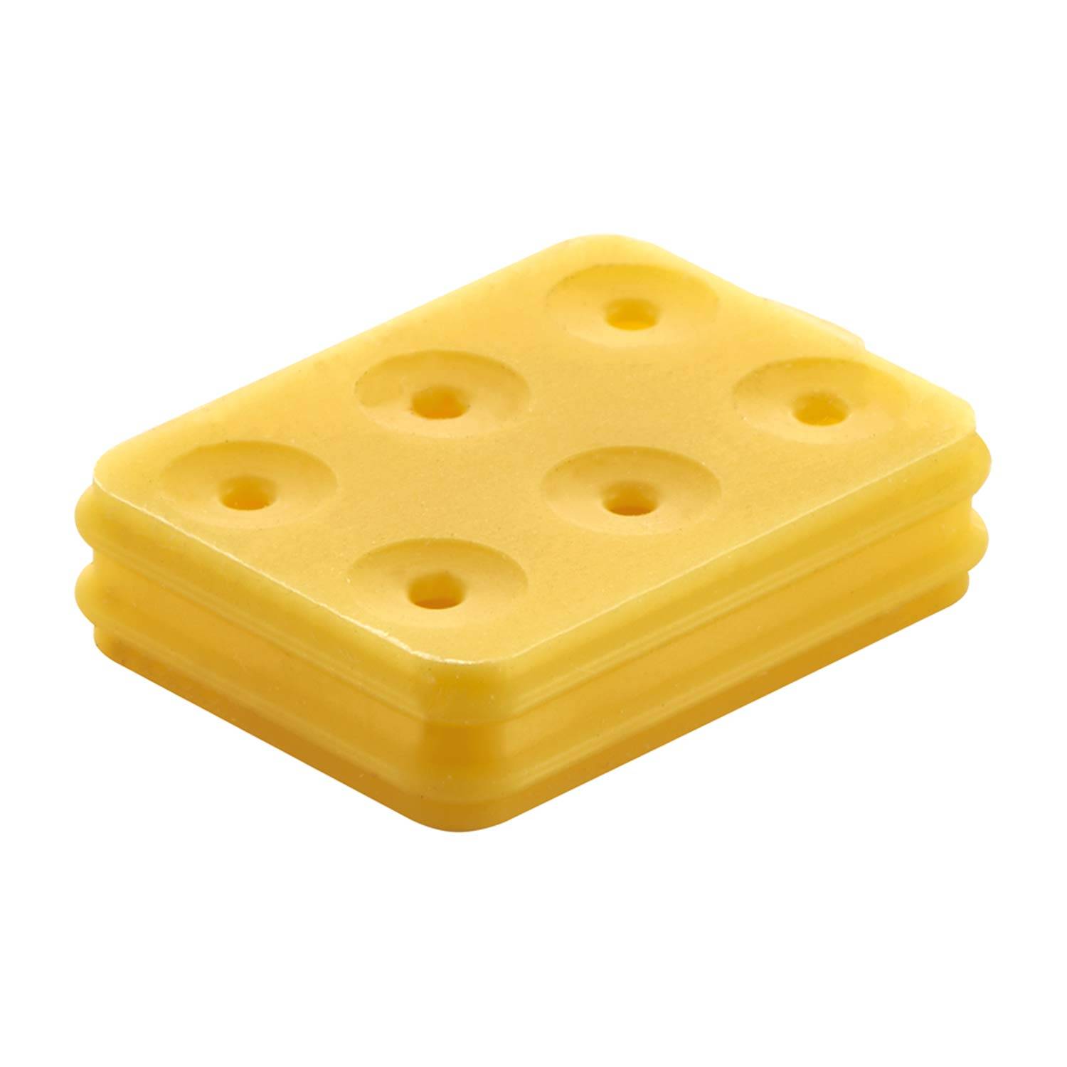 Ein gelber Schwamm mit abgerundeten Kanten und sechs kreisförmigen Löchern auf der Oberfläche, der einem Stück Schweizer Käse ähnelt.