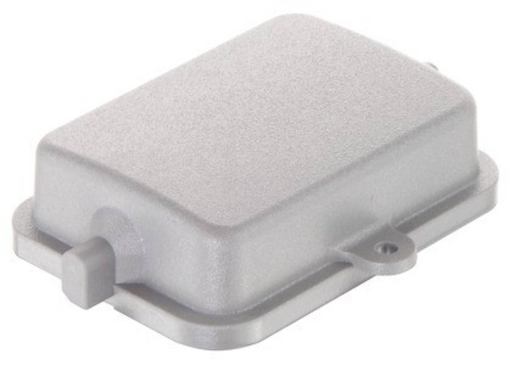 Rechteckiges, silbernes Metallgehäuse mit abgerundeten Kanten, das an einem Ende einen kleinen vorstehenden Abschnitt und zwei Befestigungslaschen aufweist.
