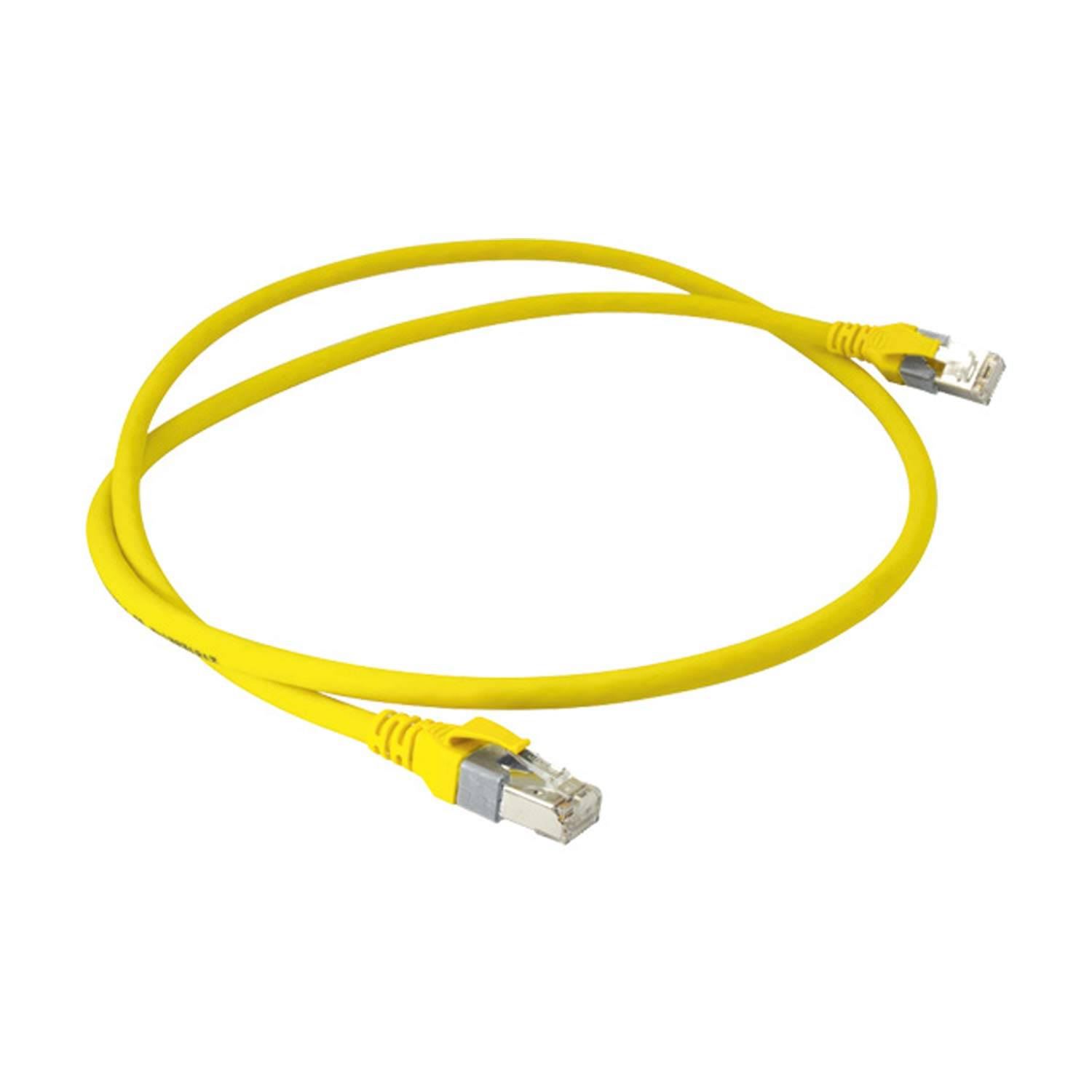 Ein gelbes Ethernet-Kabel, das auf einer Oberfläche aufgewickelt ist und zwei RJ-45-Stecker an jedem Ende aufweist, das für Internet- oder Netzwerkverbindungen verwendet wird.
