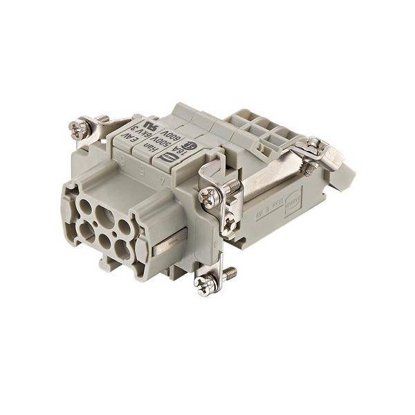 Eine Nahaufnahme eines grauen elektrischen Steckverbinders mit mehreren Anschlüssen, ausgestattet mit Metallklammern und Schrauben für eine sichere Befestigung und Verbindung.