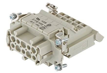 Elektrischer Verbinder mit mehreren Schlitzen und Metallverriegelungen, verwendet für industrielle Anwendungen. Beige Farbe, Schrauben an den Seiten zur Befestigung.