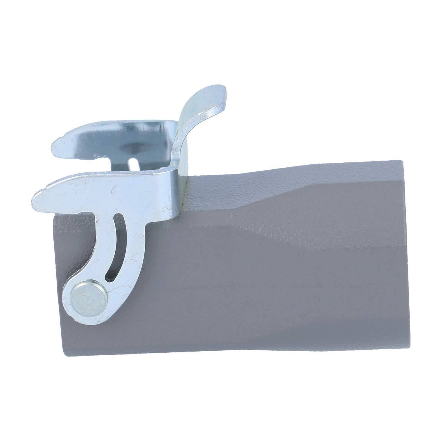 Eine Metallklemme, die an der Kante eines rechteckigen, grauen Objekts befestigt ist und wahrscheinlich zum Befestigen oder Abstützen von Gegenständen auf dessen Oberfläche dient.