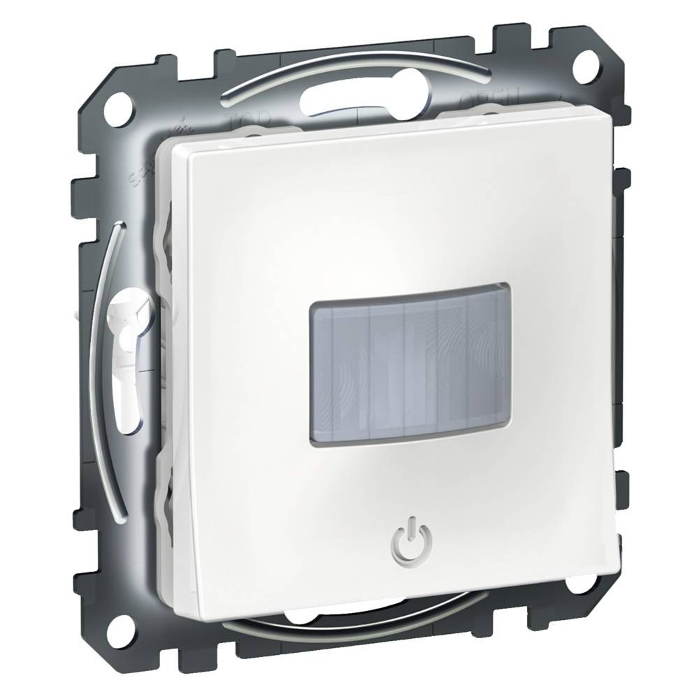 Ein weißer, quadratischer Wandschalter mit einem kleinen Infrarot-Bewegungssensor in der Mitte, montiert auf einem Metallrahmen. Ein Energiesymbol befindet sich unterhalb des Sensors.