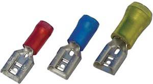 Drei isolierte Kabelverbinder in Rot, Blau und Gelb sind horizontal ausgerichtet. Jeder verfügt über ein Metallende zum Anschluss an Kabel.