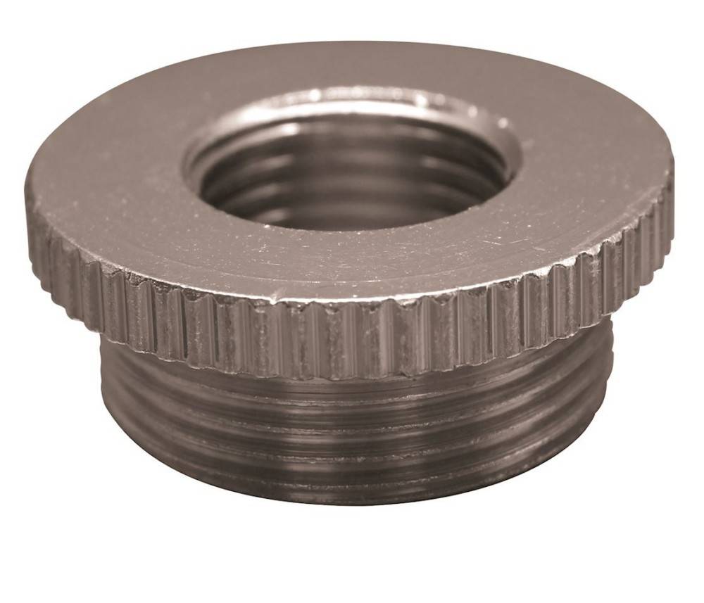 Ein Nahaufnahmebild eines Metallgewindeanpassers mit einer gerillten Kante, der zum Verbinden verschiedener Klempnerrohre oder Armaturen konzipiert ist.