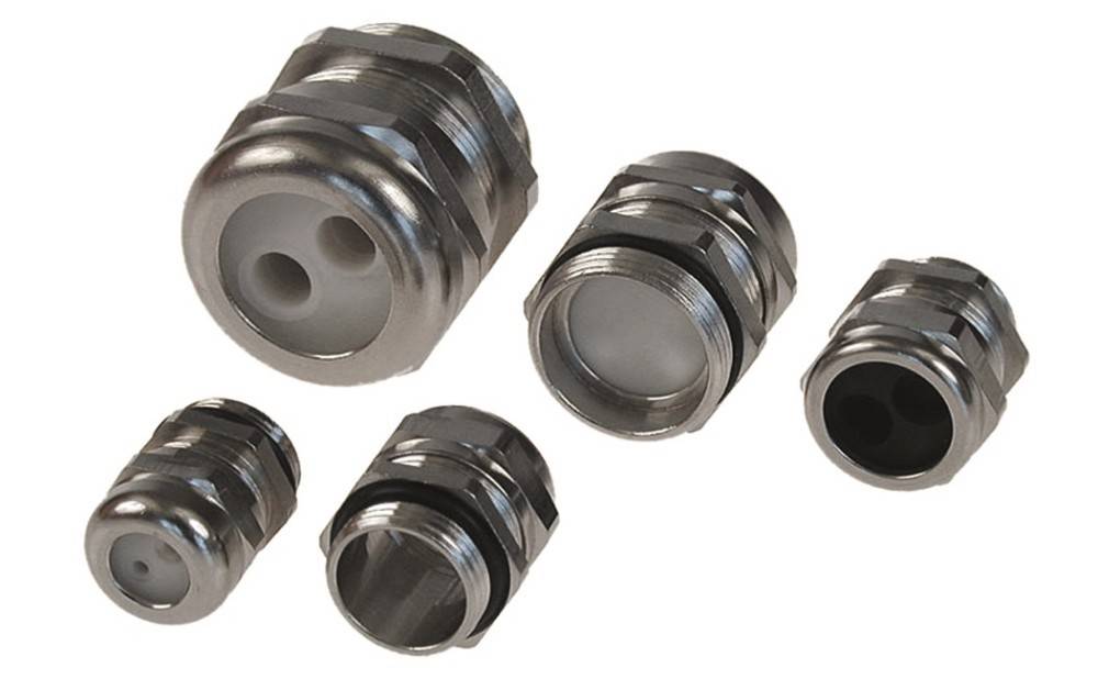 Metallische Kabelverschraubungen in verschiedenen Größen, die auf einem weißen Hintergrund angeordnet sind und unterschiedliche Aperturdesigns zur Kabeleinfügung präsentieren.