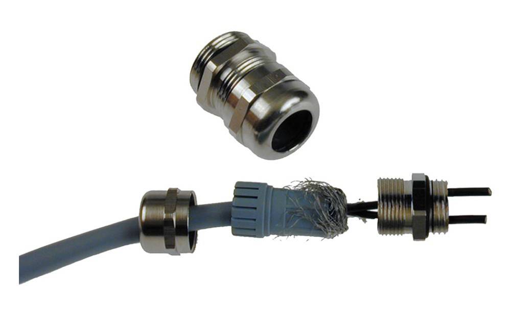 Eine Metall-Kabelverschraubung wird gezeigt, die ihre Komponenten und den Montageprozess mit einem teilweise abisolierten Kabel für die Installation demonstriert.