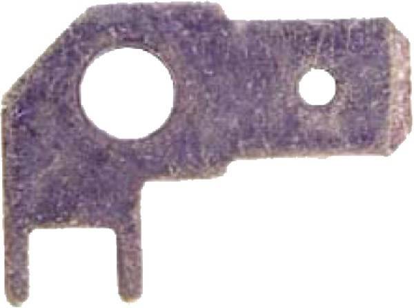 Nahaufnahme eines rostigen Metallstücks mit Löchern und einem hervorstehenden Ansatz. Möglicherweise ein Teil eines Mechanismus, zeigt Alter und Verwitterung.