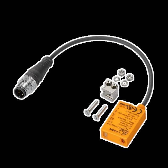 Orangefarbener rechteckiger Sensor mit Verkabelung und Anschlüssen, zusammen mit einem Metallhalter und Schrauben.