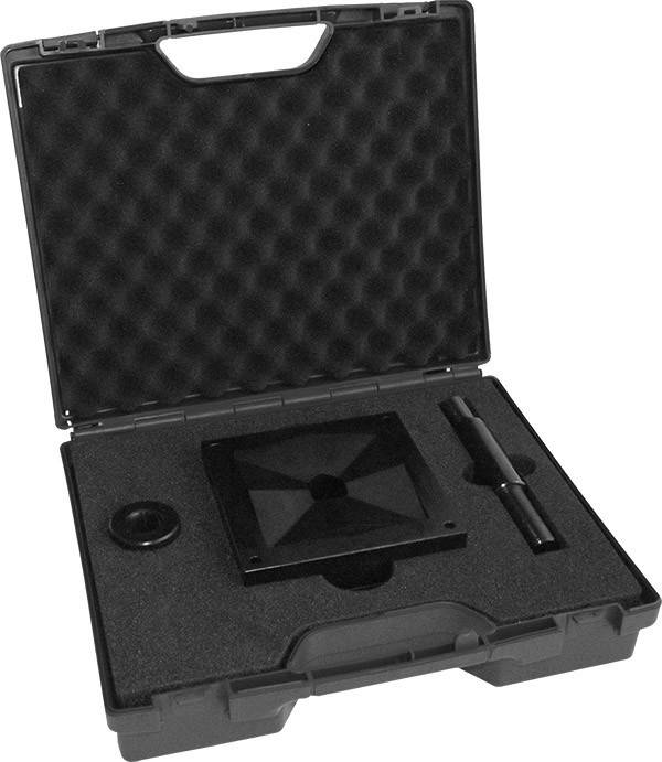 Schwarze Schutzbox geöffnet, enthält Schaumstoffeinlagen mit einem quadratischen Gerät, einem Stift und einem kreisförmigen Zubehör im Inneren.